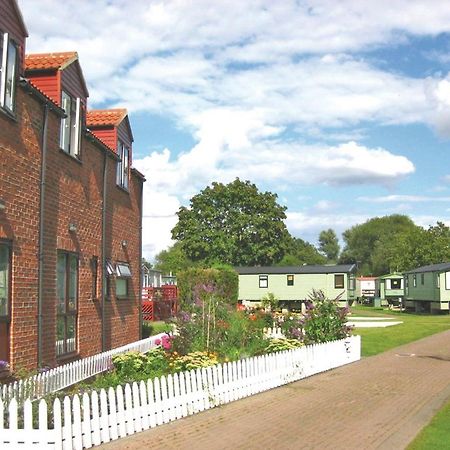 Отель Weir Country Park Holtby Экстерьер фото
