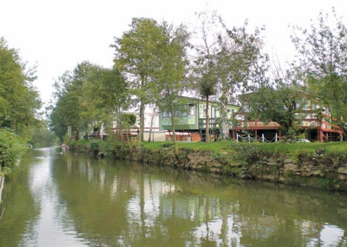 Отель Weir Country Park Holtby Экстерьер фото