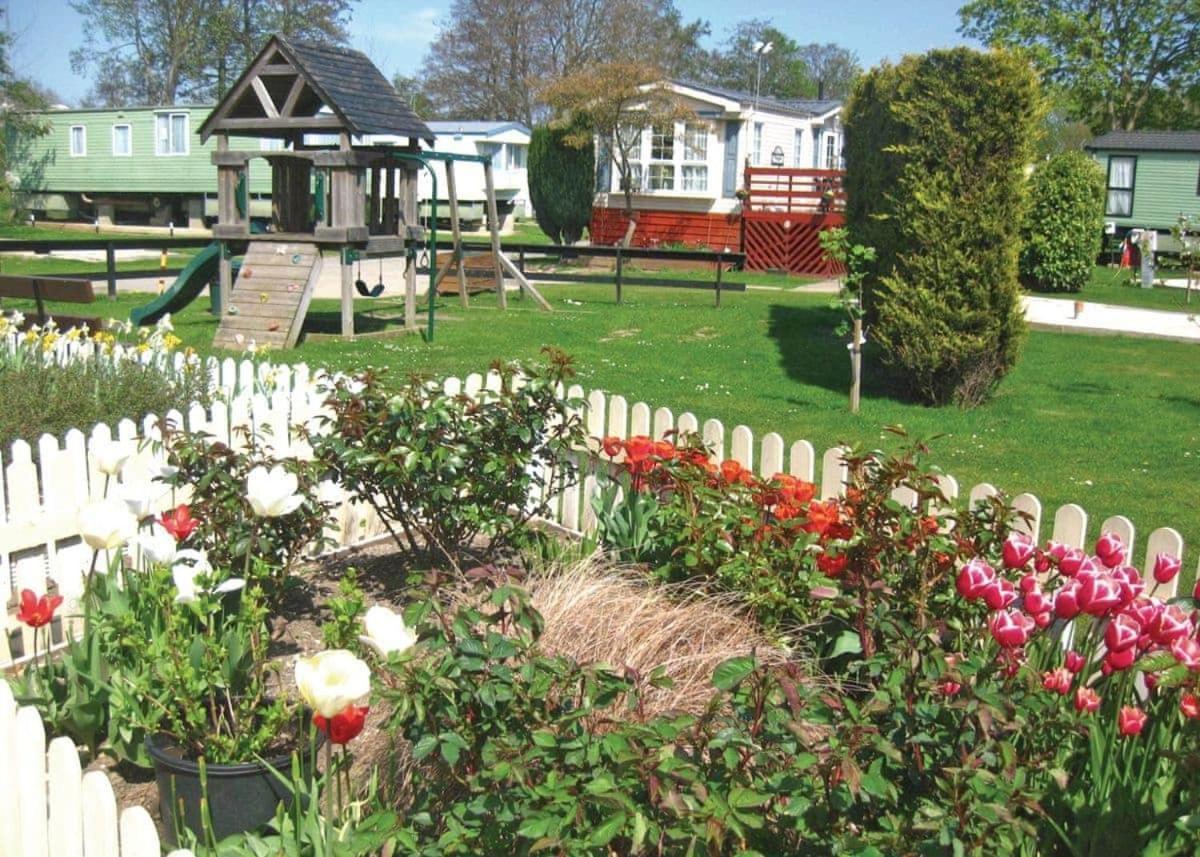 Отель Weir Country Park Holtby Экстерьер фото