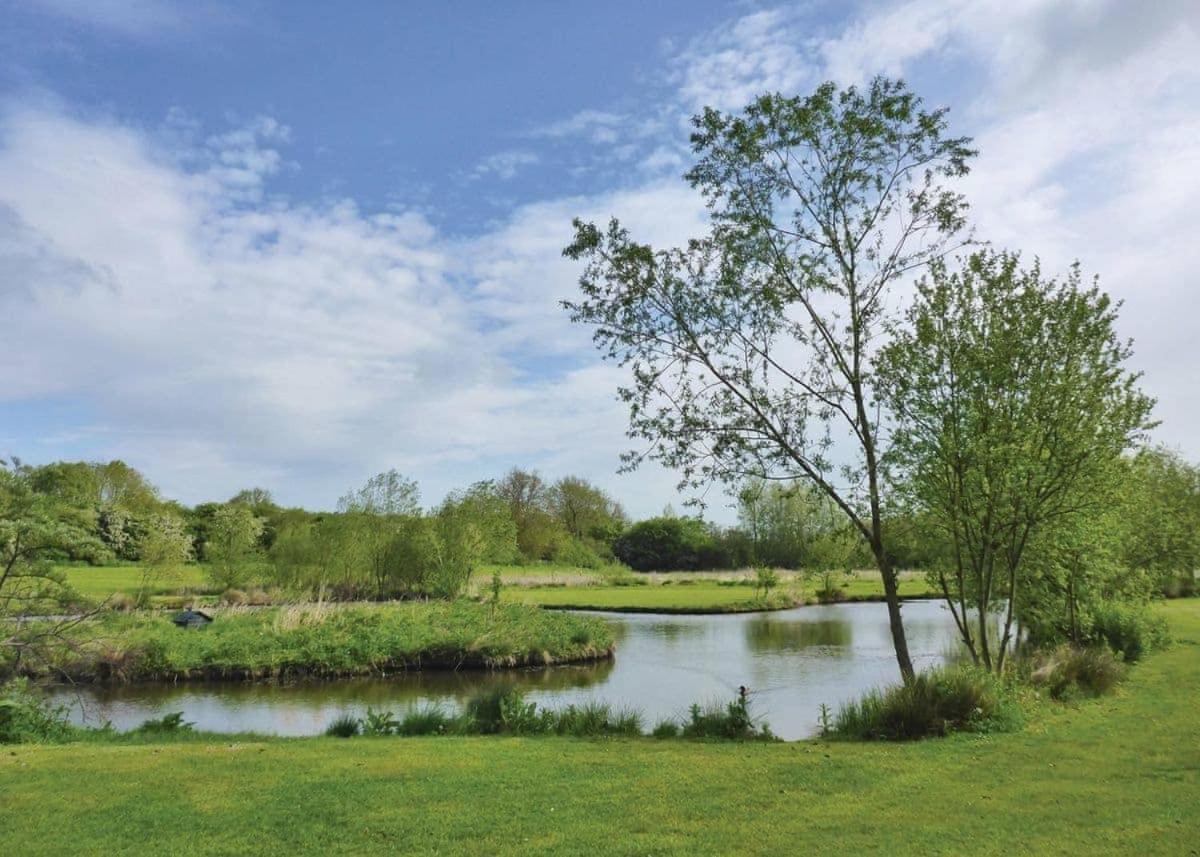 Отель Weir Country Park Holtby Экстерьер фото