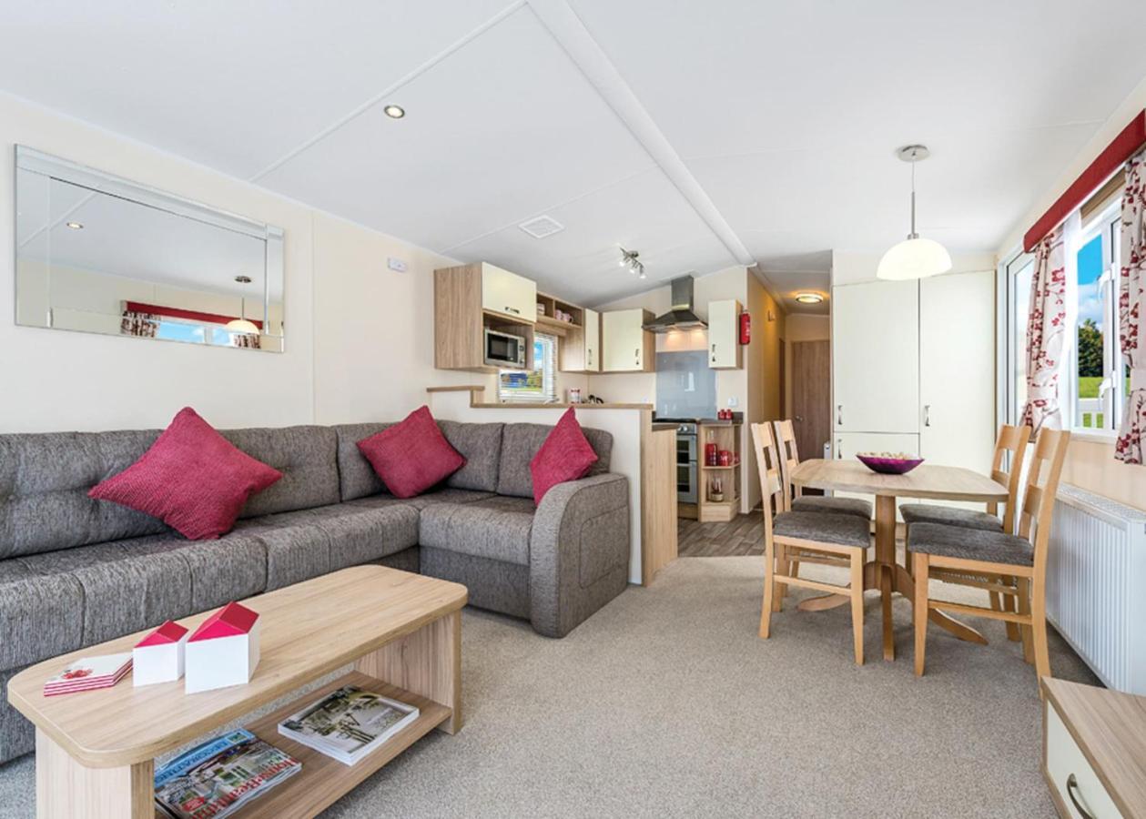 Отель Weir Country Park Holtby Экстерьер фото