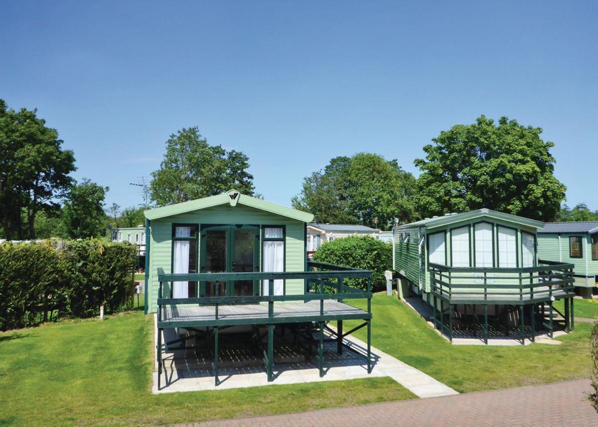 Отель Weir Country Park Holtby Экстерьер фото