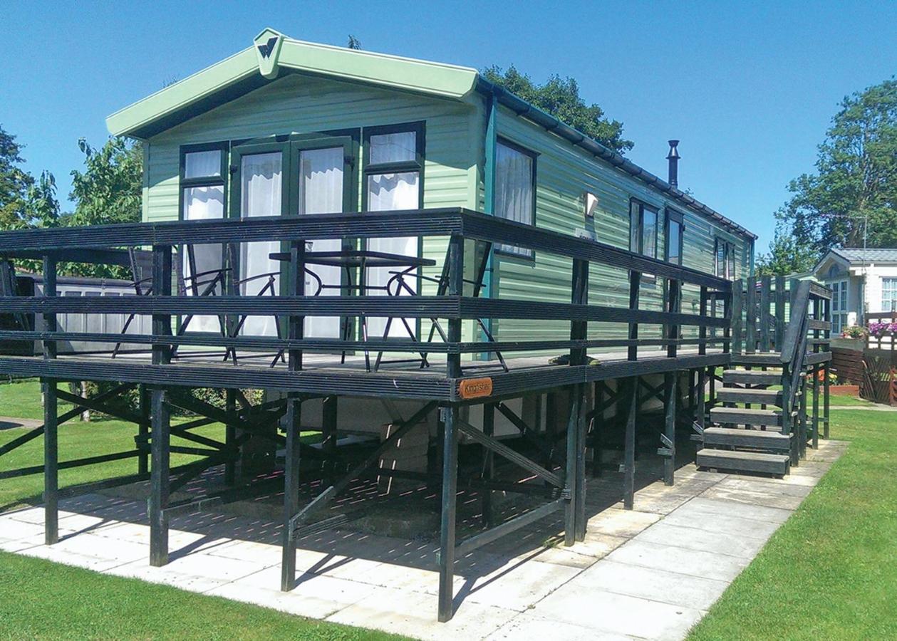 Отель Weir Country Park Holtby Экстерьер фото