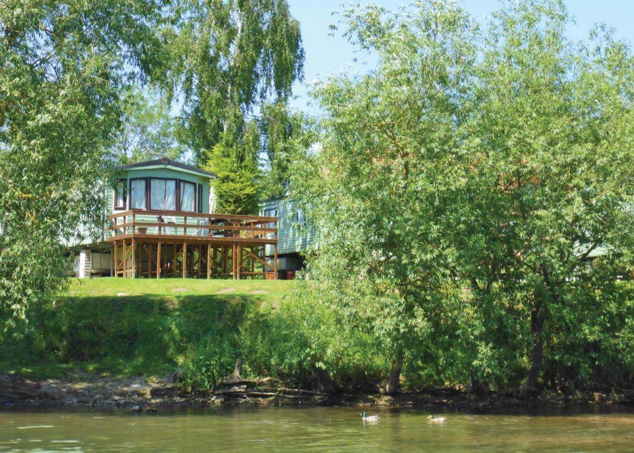 Отель Weir Country Park Holtby Экстерьер фото